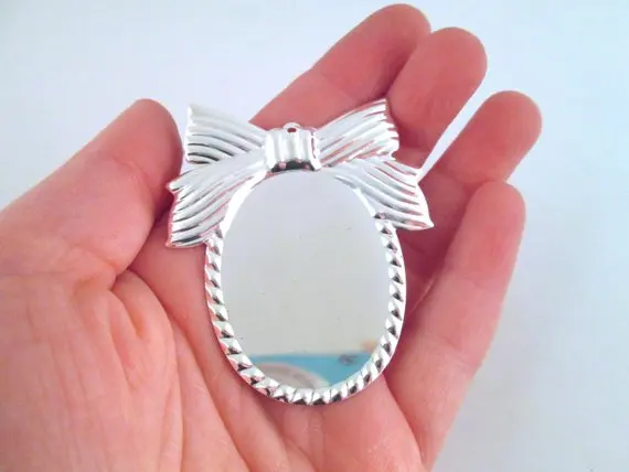 LAST IN STOCK 8 30x40mm silver bow settings for large cameos, cabochons and resin, B17theof
LAST IN STOCK 8 30x40mm silver bow settings for large cameos, cabochons and resin, B17theof