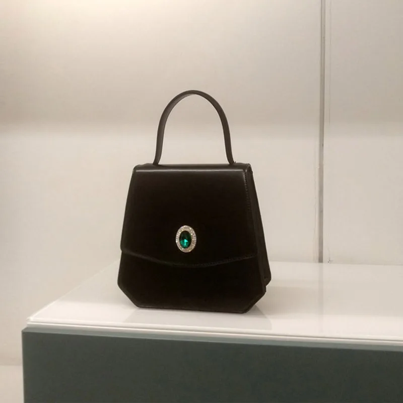 BENVICHED Ladies' Cattle leather Square bag 2019 new fashion women black Diamonds handbag single shoulder bag retro bag c379
BENVICHED Ladies' Cattle leather Square bag 2019 new fashion women black Diamonds handbag single shoulder bag retro bag c379