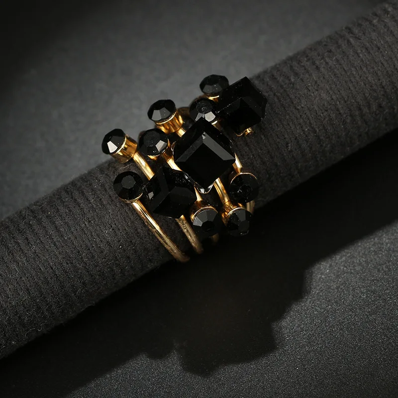 Женское кольцо многослойное с черным камнем преувеличенное трехмерное