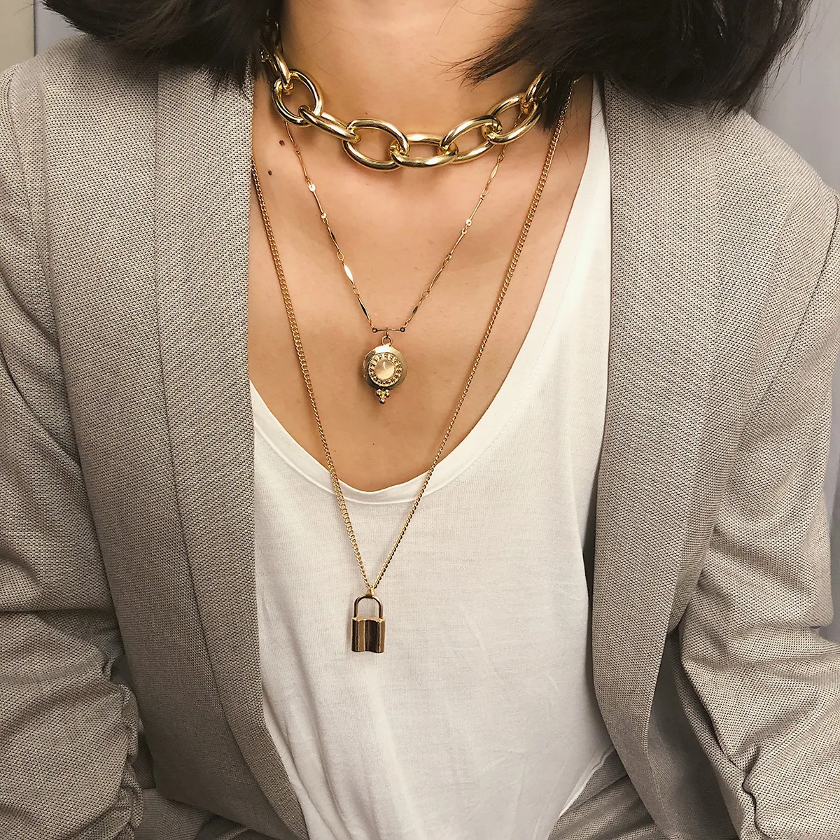 2019 Exaggerated Hip Hop Men Women Punk Fashion Chain Necklace Jewelry Simple Metal Lock Multi-layer Long Necklace
2019 Exaggerated Hip Hop Men Women Punk Fashion Chain Necklace Jewelry Simple Metal Lock Multi-layer Long Necklace