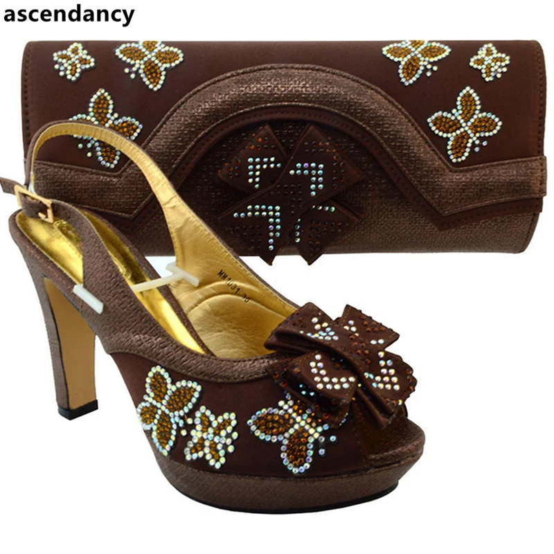 Latest Coffee Color Rhinestone Wedding Shoes Italian Shoes and Bags To Match African Shoes with Bag Set Decorated with Appliques
Latest Coffee Color Rhinestone Wedding Shoes Italian Shoes and Bags To Match African Shoes with Bag Set Decorated with Appliques
