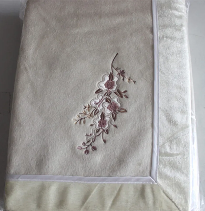 Image Nature White Color 100% mulberry silk  blanket  twin size 140 x 200 cm sofa blanket 450 grams  on sale