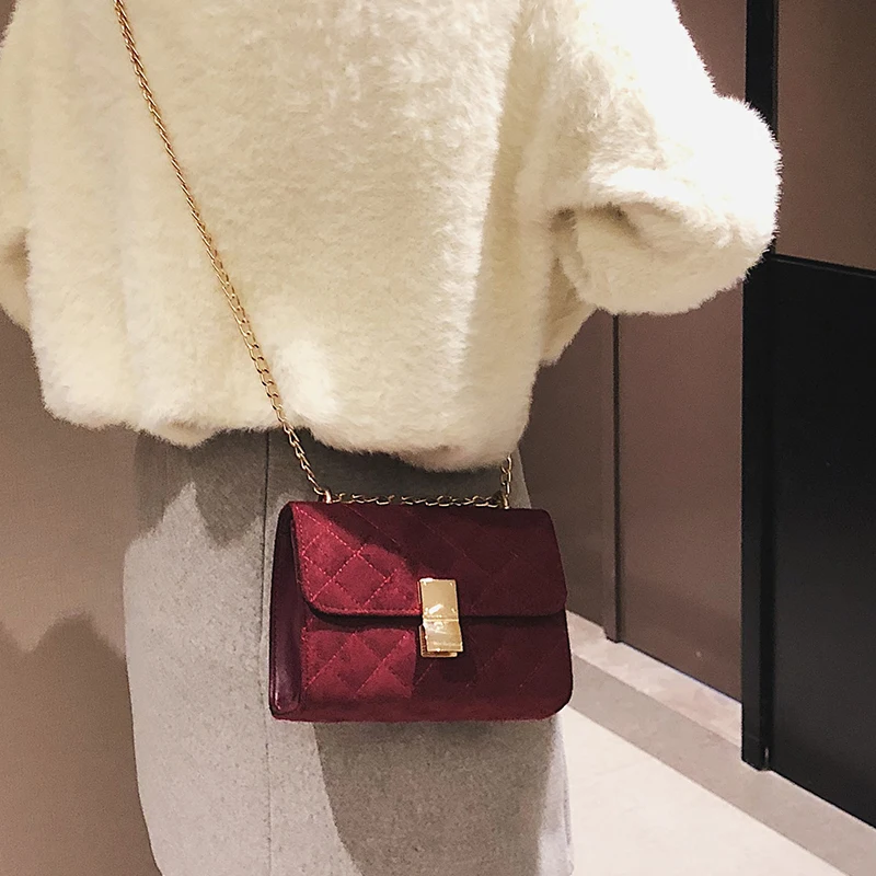 2018 new fashion suede rhombic casual wild chain shoulder slung small square bag.
2018 new fashion suede rhombic casual wild chain shoulder slung small square bag.
