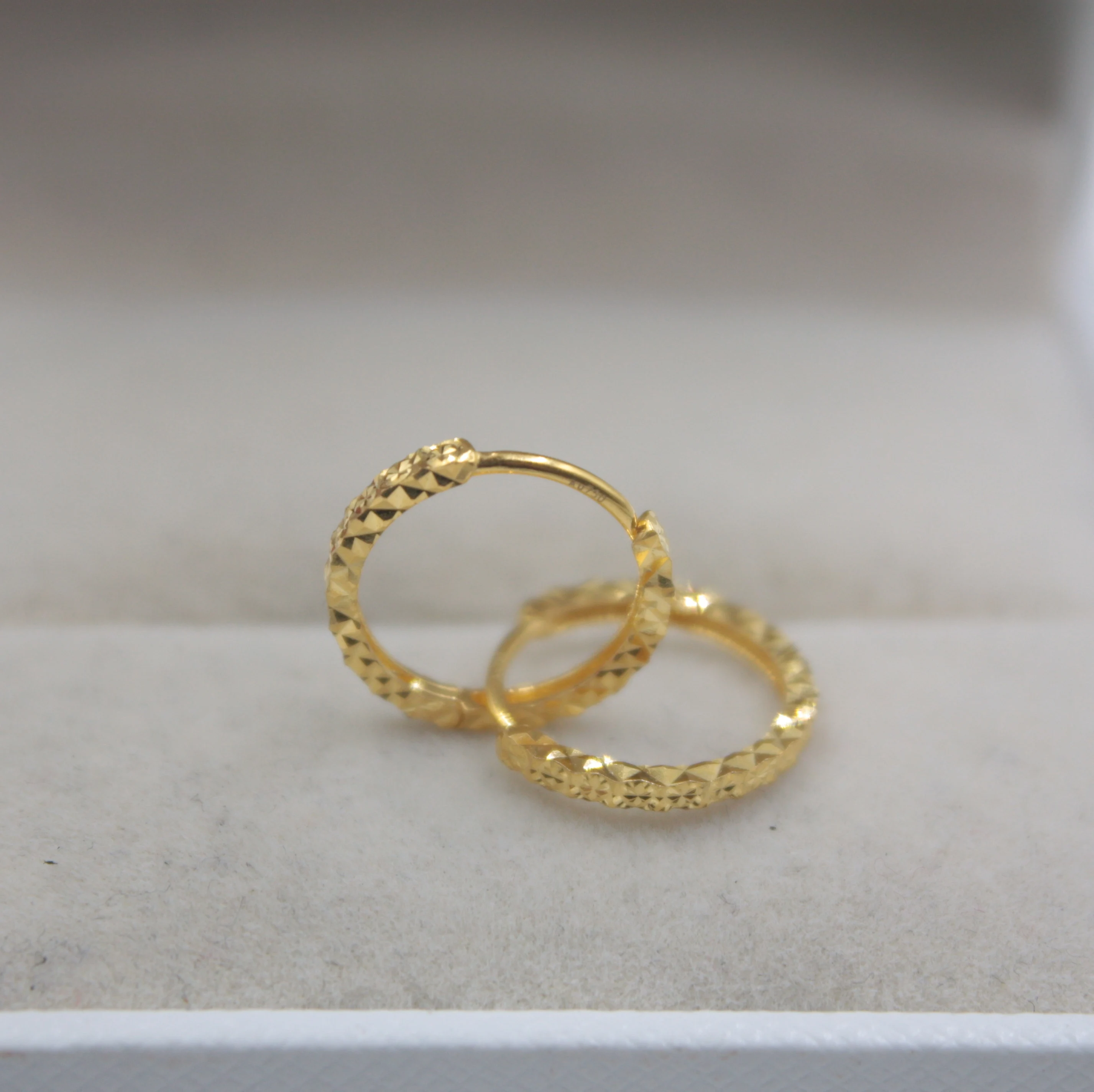 Real 18K Yellow Gold Earrings Perfect Carved Shine Full Star Woman Lucky Hoop 13mmDia Earrings Jewelry
Real 18K Yellow Gold Earrings Perfect Carved Shine Full Star Woman Lucky Hoop 13mmDia Earrings Jewelry