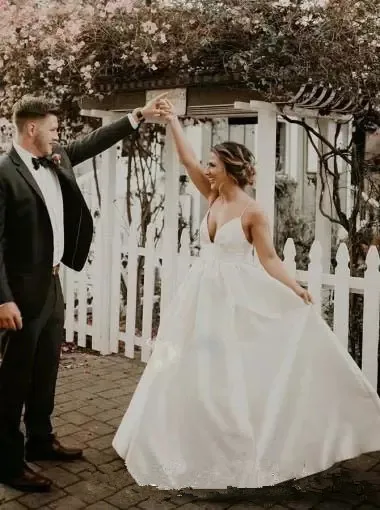Sexy Spaghetti straps A Line Wedding dresses Satin v-neck Floor Length Custom Made Vestido De Nova Plus Size Sexy Bridal Gown
Sexy Spaghetti straps A Line Wedding dresses Satin v-neck Floor Length Custom Made Vestido De Nova Plus Size Sexy Bridal Gown