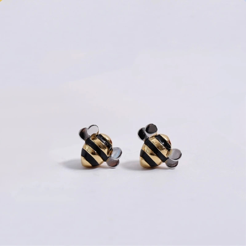WYEAIIR Exquisite Cute Bee Fashion Literary Sweet Simple Wild 925 Sterling Silver Female Stud Earrings
WYEAIIR Exquisite Cute Bee Fashion Literary Sweet Simple Wild 925 Sterling Silver Female Stud Earrings