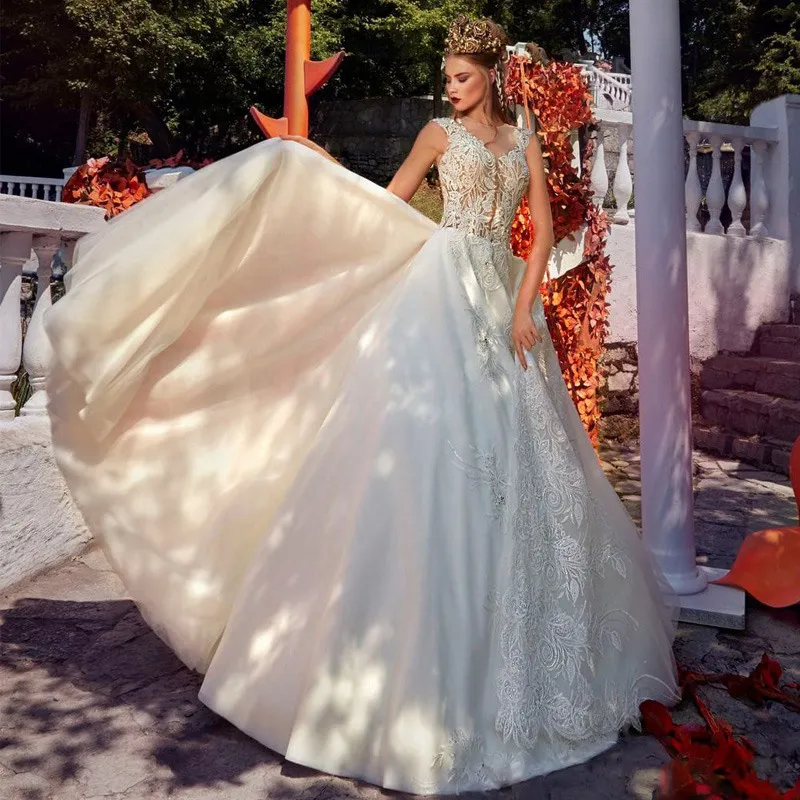 Luxury Lace Appliques Vestidos De Novia 2019 New Arrival Chapel Train V-Neck Wedding Dress Hot Sale Sleeveless Bridal Ball Gown
Luxury Lace Appliques Vestidos De Novia 2019 New Arrival Chapel Train V-Neck Wedding Dress Hot Sale Sleeveless Bridal Ball Gown