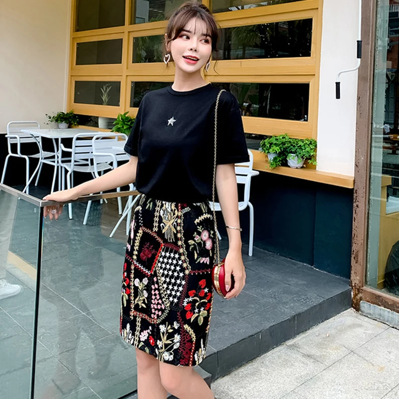 SHTONGHUA 2019 Summer Short Sleeve Beading Black T-shirt Loose Women Suits + Vintage Mesh Floral Embroidery Pencil Skirt Suits
SHTONGHUA 2019 Summer Short Sleeve Beading Black T-shirt Loose Women Suits + Vintage Mesh Floral Embroidery Pencil Skirt Suits