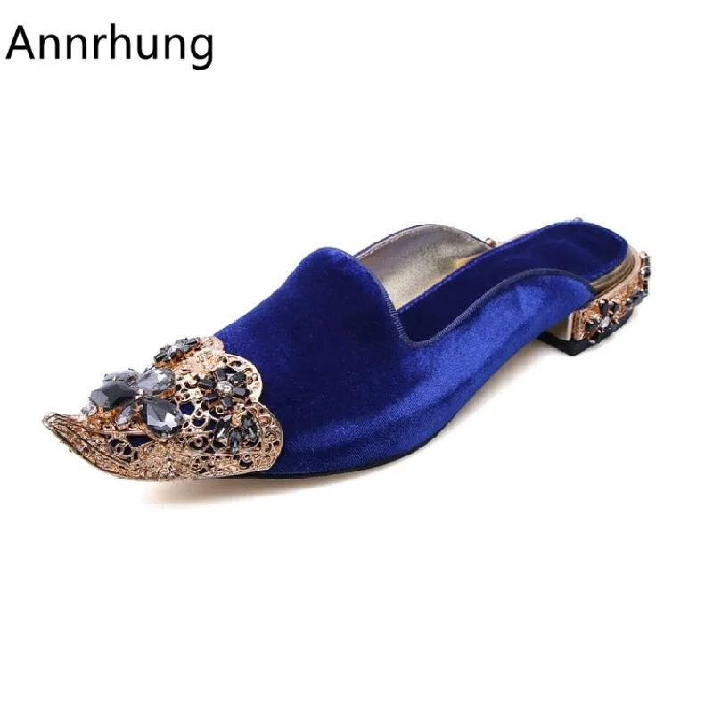 Retro Metal Rhinestone Decor Outwear Slippers Women Sexy Pointed Toe Slingback Low Heel Mules Crystal Velvet Slides De Mujer 
Retro Metal Rhinestone Decor Outwear Slippers Women Sexy Pointed Toe Slingback Low Heel Mules Crystal Velvet Slides De Mujer