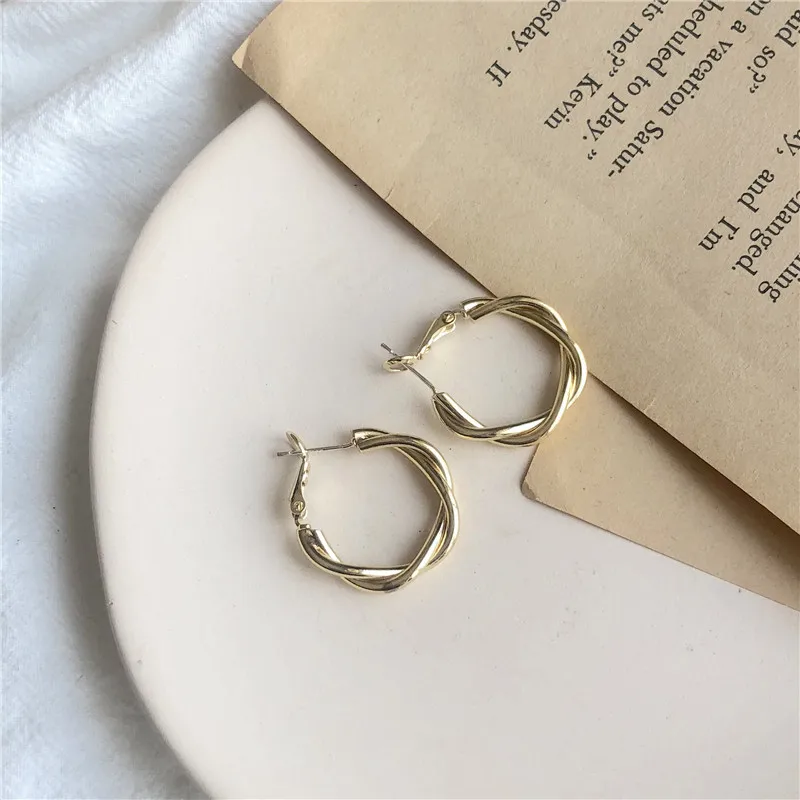 New Fashion Big Circle Punk Great Wall Pattern Hoop Earrings Twisted Gold Color For Women Party Wholesale Top Quality
New Fashion Big Circle Punk Great Wall Pattern Hoop Earrings Twisted Gold Color For Women Party Wholesale Top Quality