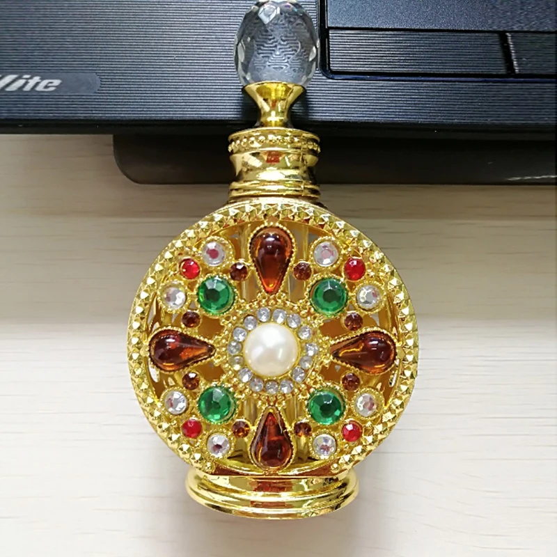 10ml Luxurious Hollow Refillable Portable Perfume Bottle Metal and Glass Empty Parfum Bottle Retro Arab Essential Oil Bottle
10ml Luxurious Hollow Refillable Portable Perfume Bottle Metal and Glass Empty Parfum Bottle Retro Arab Essential Oil Bottle
