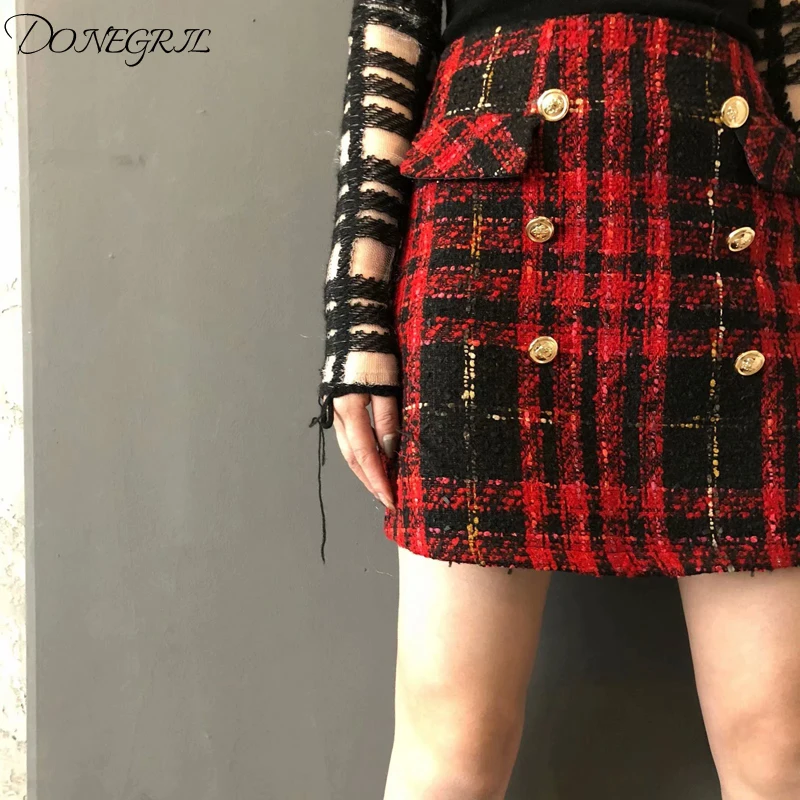 New 2019 High Quality Runway Designer Skirt Women's Vintage Lion Buttons Red Black Plaid Wool Tweed Mini Skirts
New 2019 High Quality Runway Designer Skirt Women's Vintage Lion Buttons Red Black Plaid Wool Tweed Mini Skirts