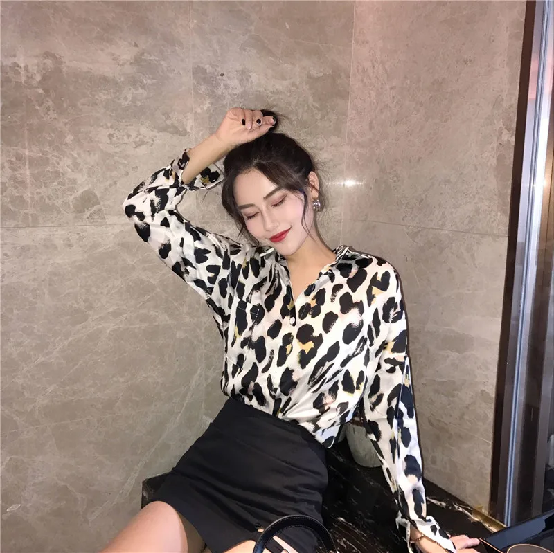 Chic Women Leopard Shirts 2019 Hong Kong Style Loose Retro Blouse V Neck Leopard Printed Sexy Tops Long-sleeved Casual Blusas
Chic Women Leopard Shirts 2019 Hong Kong Style Loose Retro Blouse V Neck Leopard Printed Sexy Tops Long-sleeved Casual Blusas