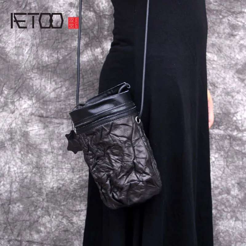 AETOO Original leather handbags Europe and the United States retro sheepskin bucket bag mini diagonal cross bag simple wild
AETOO Original leather handbags Europe and the United States retro sheepskin bucket bag mini diagonal cross bag simple wild