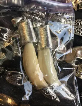 free shipping 1pc Chinese antique tooth silver Wolf protective talisman red coral pendant 
free shipping 1pc Chinese antique tooth silver Wolf protective talisman red coral pendant