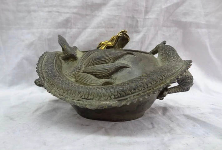 S3814 Chinese Bronze Gilt Year Zodiac FengShui Myth Dragon Head Statue Bowl Ashtray D0317
S3814 Chinese Bronze Gilt Year Zodiac FengShui Myth Dragon Head Statue Bowl Ashtray D0317