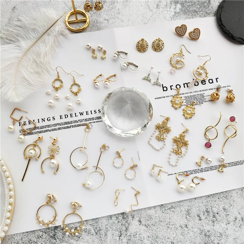 Fashion Pearl Round Drop Earrings for Women Elegant Palace Asymmetric Geometric Heart Metal Pendant Earrings Female Party Gifts
Fashion Pearl Round Drop Earrings for Women Elegant Palace Asymmetric Geometric Heart Metal Pendant Earrings Female Party Gifts