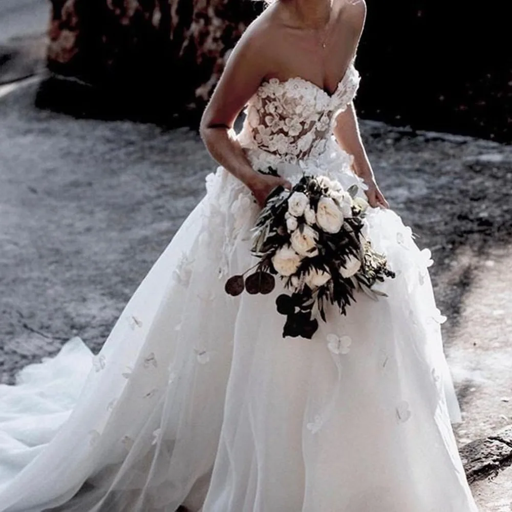 Backless Sweetheart Wedding Dresses A Line Zipper Applique Sleeveless 3D Flowers Tulle Sweep Train Bridal Gown Dress
Backless Sweetheart Wedding Dresses A Line Zipper Applique Sleeveless 3D Flowers Tulle Sweep Train Bridal Gown Dress