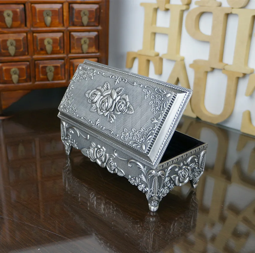 Rose Carved Zinc Alloy Metal Jewelry Box Valentine Gift Boxes Jewelry Holders Large Size Rectangular Four Stand
Rose Carved Zinc Alloy Metal Jewelry Box Valentine Gift Boxes Jewelry Holders Large Size Rectangular Four Stand