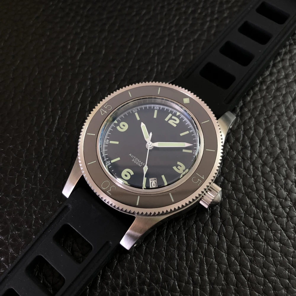 Japanese Automatic nh35 movement Ceramic bezel Sapphire Crystal luminous men's watch 300M waterproof dive watch
Japanese Automatic nh35 movement Ceramic bezel Sapphire Crystal luminous men's watch 300M waterproof dive watch