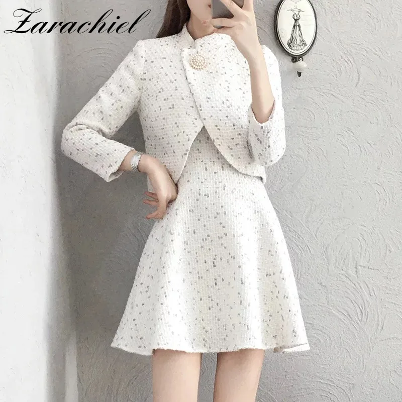 2019 Autumn Winter Tweed 2 Piece Set Dress Women Elegant Pearl Beading Brooch Short Jacket + Wool Blend Sleeveless Vest Dress
2019 Autumn Winter Tweed 2 Piece Set Dress Women Elegant Pearl Beading Brooch Short Jacket + Wool Blend Sleeveless Vest Dress