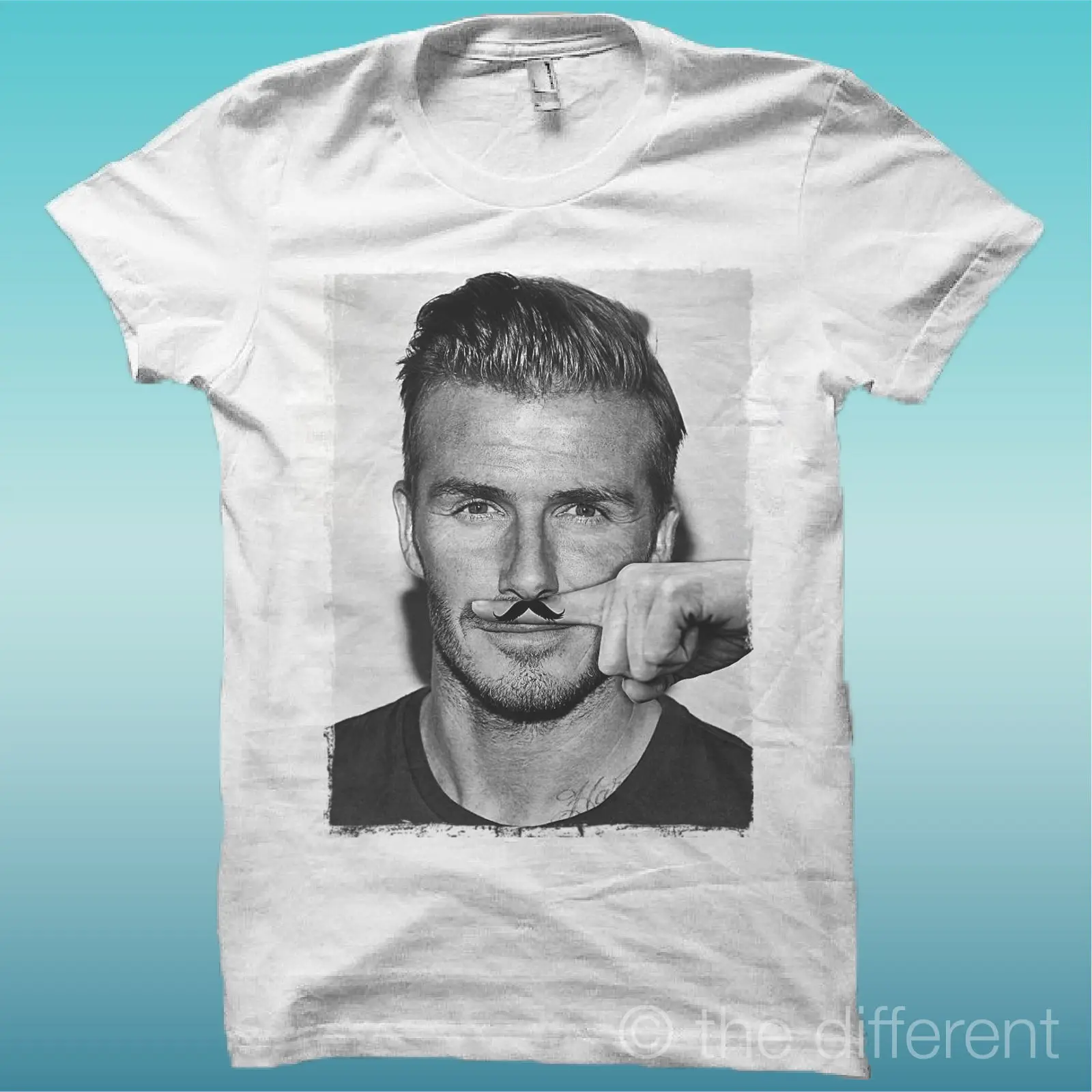 T-SHIRT " DAVID BECKHAM FINGER HORIZONTALE ANTENNE SCHNURRBART " IDEA ROAD BIS Cool Casual pride t shirt men Unisex Fashion
T-SHIRT " DAVID BECKHAM FINGER HORIZONTALE ANTENNE SCHNURRBART " IDEA ROAD BIS Cool Casual pride t shirt men Unisex Fashion