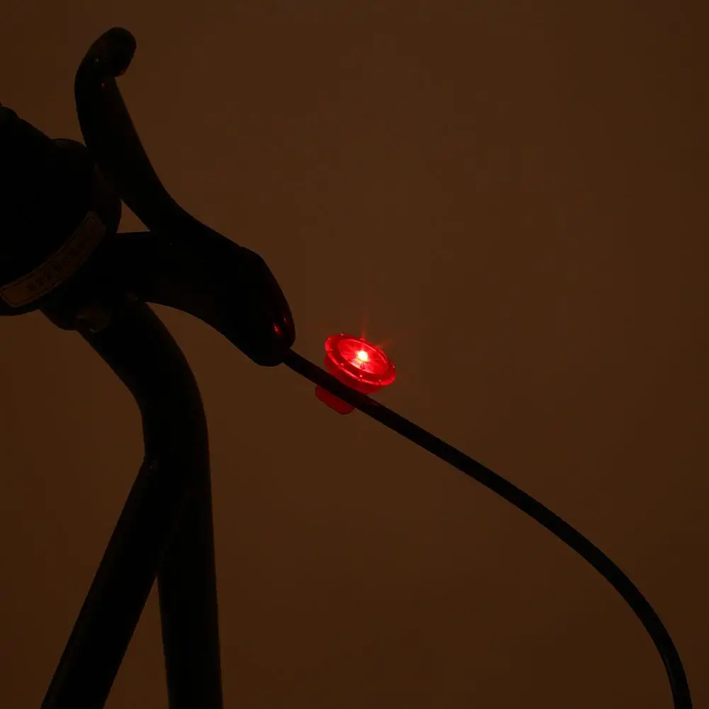Glowing Night Running Light Riding Warning Light Waterproof Safety Portable Clip Lamp 3 Color Multi-Function 2.4*2.4*1.45cm
Glowing Night Running Light Riding Warning Light Waterproof Safety Portable Clip Lamp 3 Color Multi-Function 2.4*2.4*1.45cm