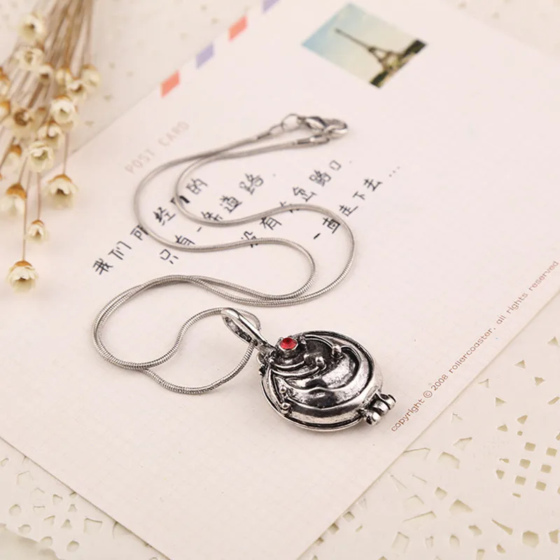 24pcs/lot Movie Movie Vampire Diaries Elena Gilbert Verbena Necklace With Red Crystal Vintage Alloy Pendants For Women Charms
24pcs/lot Movie Movie Vampire Diaries Elena Gilbert Verbena Necklace With Red Crystal Vintage Alloy Pendants For Women Charms