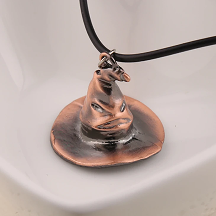 Magic Hat Necklace Hogwarts Sorting Hat Wizard Cap Gryffindor Pendant Vintage Retro Antique Copper Jewelry Men Women Wholesale
Magic Hat Necklace Hogwarts Sorting Hat Wizard Cap Gryffindor Pendant Vintage Retro Antique Copper Jewelry Men Women Wholesale