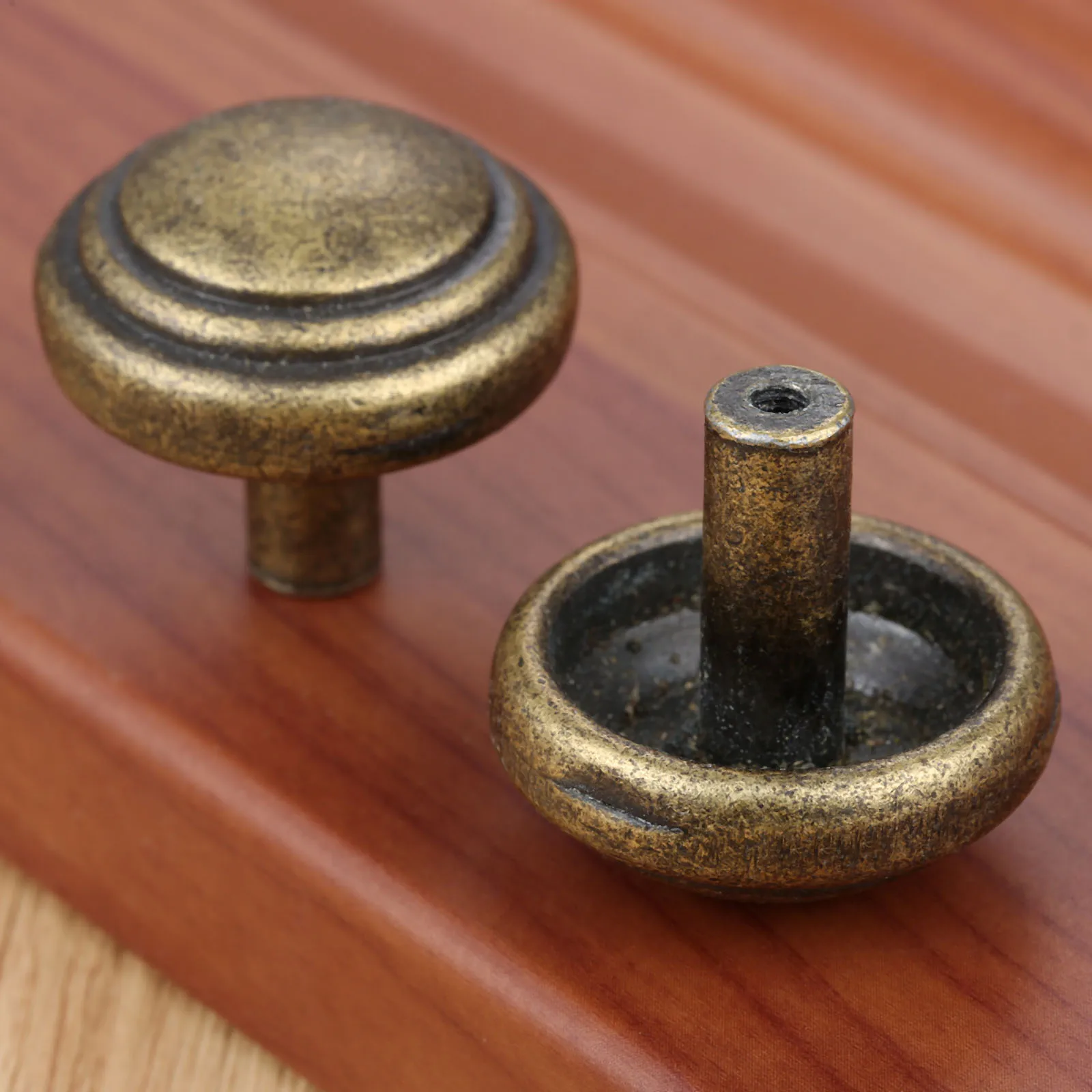 Antique Bronze Single Hole Round Globular Jewelry Chest Box Cabinet Cupboard Dresser Drawer Door Window Handle Pull Knob 34*30mm
Antique Bronze Single Hole Round Globular Jewelry Chest Box Cabinet Cupboard Dresser Drawer Door Window Handle Pull Knob 34*30mm
