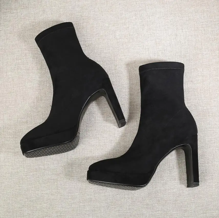 Autumn and winter new fashion boots, waterproof table, elastic square head, Martin boots
Autumn and winter new fashion boots, waterproof table, elastic square head, Martin boots