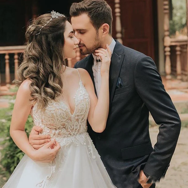 Illusion V Neck Wedding Dresses Vintage Appliques Beaded Open Back Spaghetti Straps Backless Bridal Dresses Vestido De Noiva
Illusion V Neck Wedding Dresses Vintage Appliques Beaded Open Back Spaghetti Straps Backless Bridal Dresses Vestido De Noiva