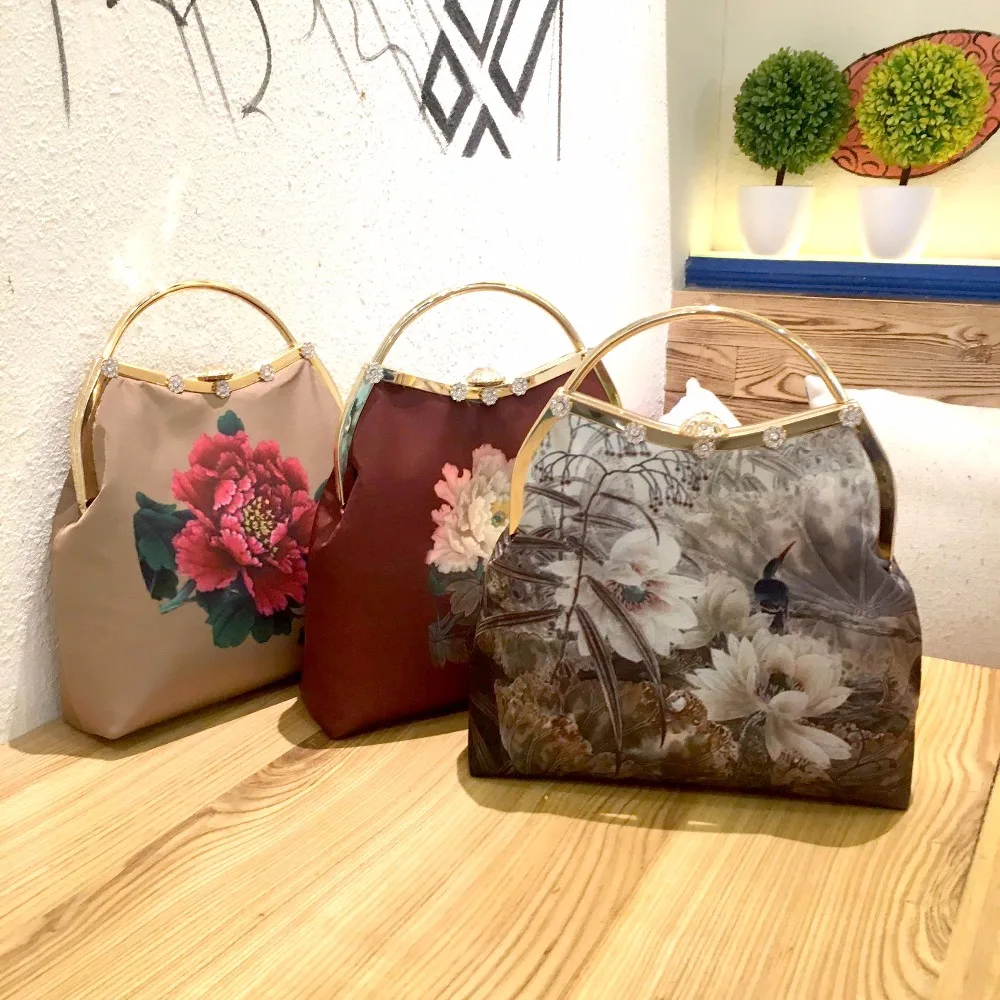 22*22*7cm Retro Gambiered Canton Gauze Embroidery Fabric Mouth Gold Frame Handbags Material Kit Clutch Bag with Kissing Lock
22*22*7cm Retro Gambiered Canton Gauze Embroidery Fabric Mouth Gold Frame Handbags Material Kit Clutch Bag with Kissing Lock