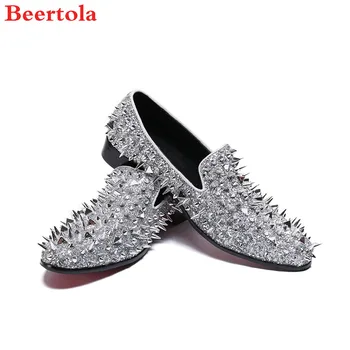 Beertola Silver Casual Shoes Men Round Toe Slip On Rivets Sequin Flats Shoes Men Shiny Spikes Party Wedding Cool Zapatos Hombre
Beertola Silver Casual Shoes Men Round Toe Slip On Rivets Sequin Flats Shoes Men Shiny Spikes Party Wedding Cool Zapatos Hombre