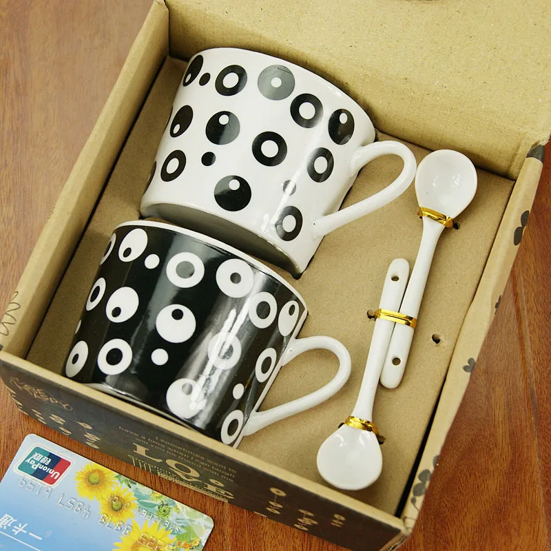 couples for a cup of black and white, with a spoon ceramic cups, creative set of cups, birthday gift sets
couples for a cup of black and white, with a spoon ceramic cups, creative set of cups, birthday gift sets