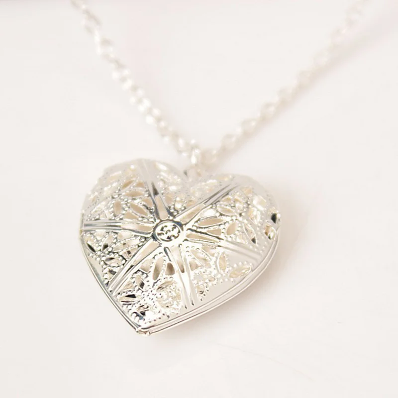 Heart-shaped love necklace can be opened to put small photos hollow girl flower heart-shaped phase box necklace jewelry
Heart-shaped love necklace can be opened to put small photos hollow girl flower heart-shaped phase box necklace jewelry