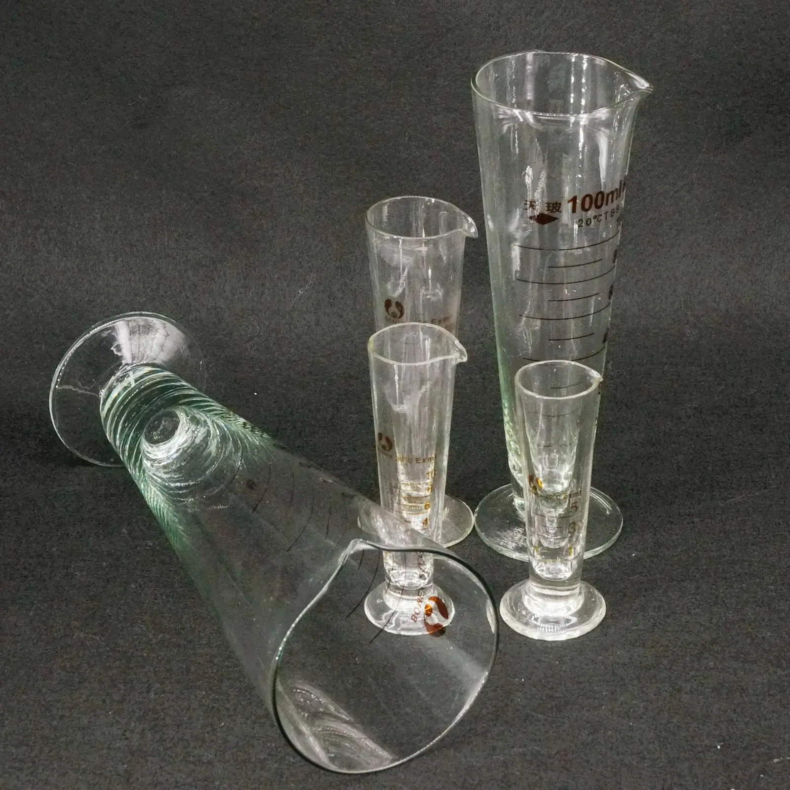 5ml/10ml/20ml/25ml/50ml/100ml/250ml/500ml/1000ml Lab Lead-free Glass Footed Apothecary Measuring Cone Beaker Conical
5ml/10ml/20ml/25ml/50ml/100ml/250ml/500ml/1000ml Lab Lead-free Glass Footed Apothecary Measuring Cone Beaker Conical