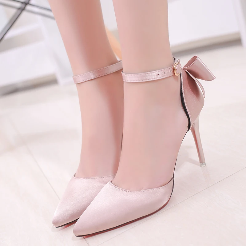 Korean version of the new fashion satin pointed high heels wild sweet bow with hollow stilettos.
Korean version of the new fashion satin pointed high heels wild sweet bow with hollow stilettos.