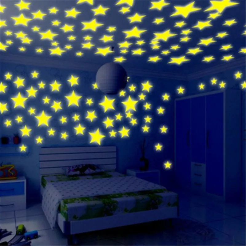Four sizes of fluorescent stars glitter on the wall of the dark child's bedroom, which is decorated with stickers bedroom decor
Four sizes of fluorescent stars glitter on the wall of the dark child's bedroom, which is decorated with stickers bedroom decor