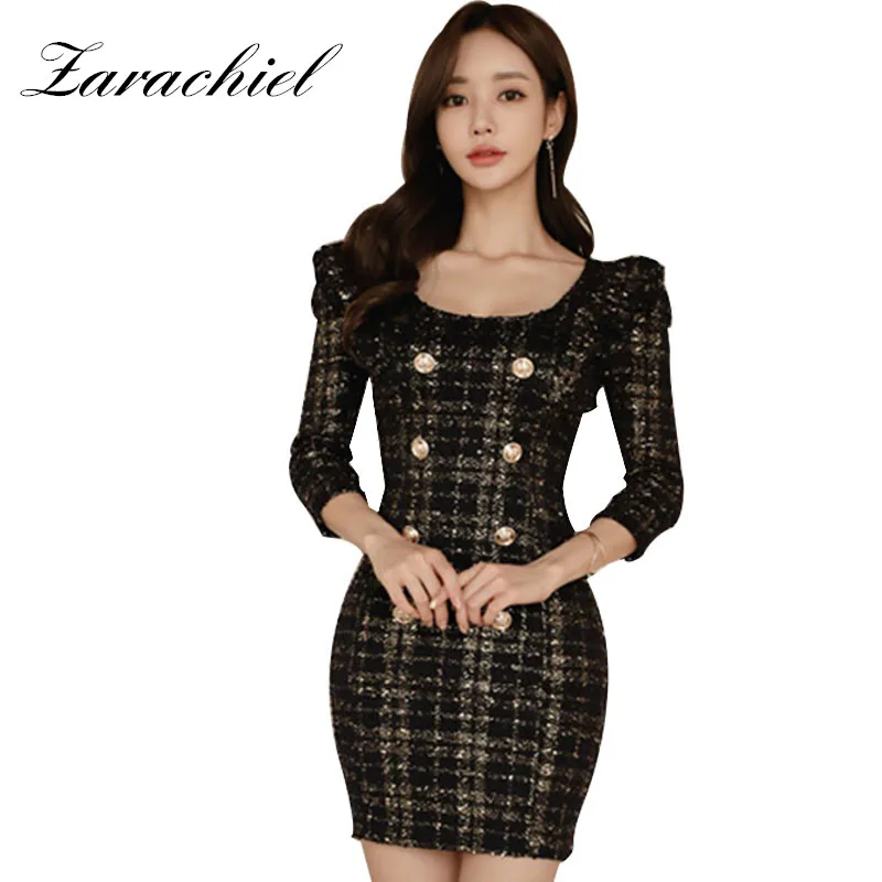 2019 Spring Gold Double-breasted Thin Tweed Small Fragrant Lady Short Dress Women Round Neck Plaid One-piece Pencil Sheath Dress
2019 Spring Gold Double-breasted Thin Tweed Small Fragrant Lady Short Dress Women Round Neck Plaid One-piece Pencil Sheath Dress