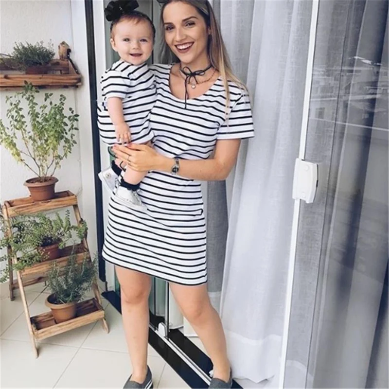Summer Family Clothes Mother Daughter Dresses Womens Girl Short Sleeve Striped Mini Dress Family Matching Kids Parent Outfits
Summer Family Clothes Mother Daughter Dresses Womens Girl Short Sleeve Striped Mini Dress Family Matching Kids Parent Outfits