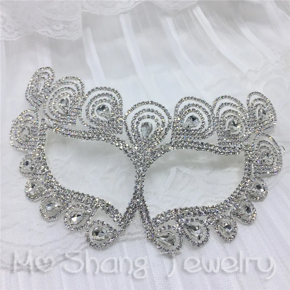 1Pcs Female Halloween Cosplay Masquerade Party Masks Party Queen Upper Half Face Mask with Rhinestone Xmas Gift
1Pcs Female Halloween Cosplay Masquerade Party Masks Party Queen Upper Half Face Mask with Rhinestone Xmas Gift