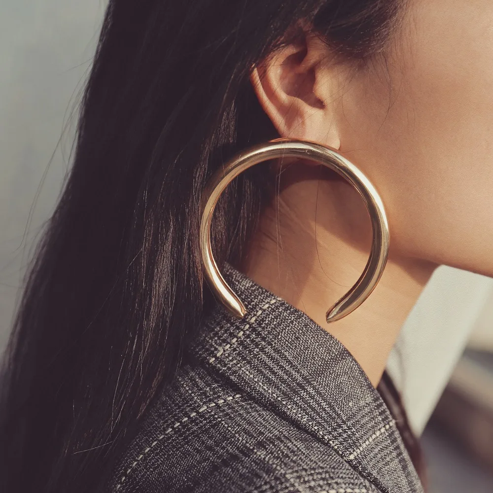 2019 NEW hyperbole punk big round statement earring gold color metal texture Moon shape sexy Stud Earring Women
2019 NEW hyperbole punk big round statement earring gold color metal texture Moon shape sexy Stud Earring Women