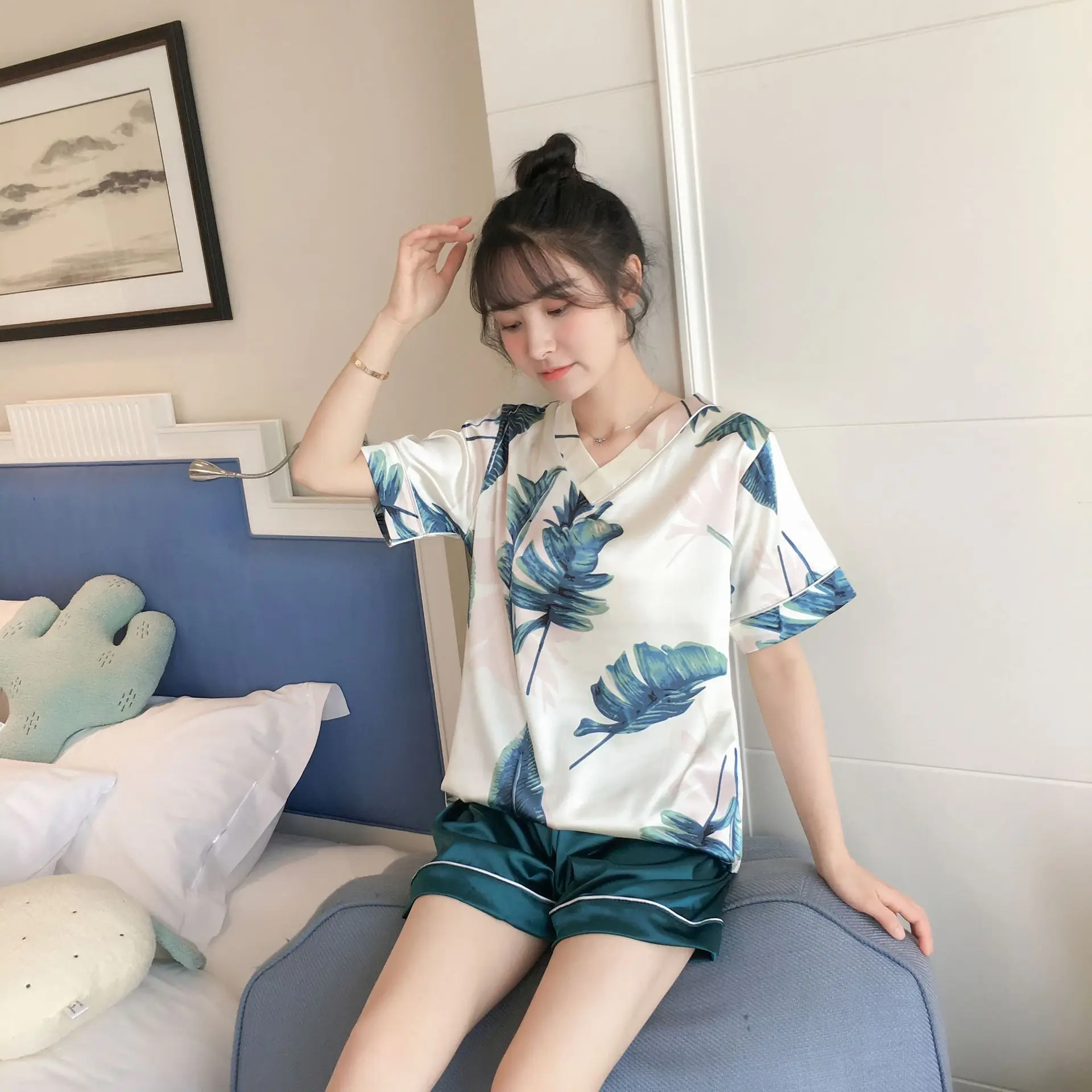 Pajama girls summer ice silk short sleeves two pieces of suit Korean fresh sweet lovely students thin silk home clothes
Pajama girls summer ice silk short sleeves two pieces of suit Korean fresh sweet lovely students thin silk home clothes