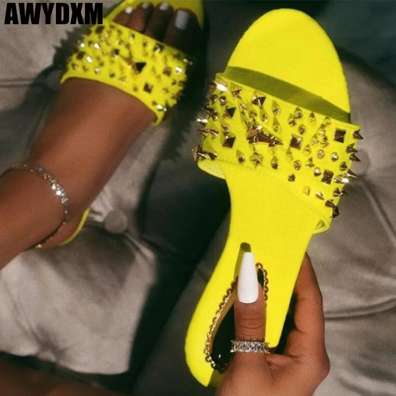Summer woman slippers new fashion open toe rivet flat Slide ladies outdoor light Comfort slip on Beach sandals woman shoes S684
Summer woman slippers new fashion open toe rivet flat Slide ladies outdoor light Comfort slip on Beach sandals woman shoes S684