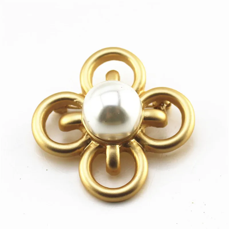 2019 Luxurious elegant Matte gold alloy cross clover inlaid large imitation pearl fashion brooch factory wholesale
2019 Luxurious elegant Matte gold alloy cross clover inlaid large imitation pearl fashion brooch factory wholesale