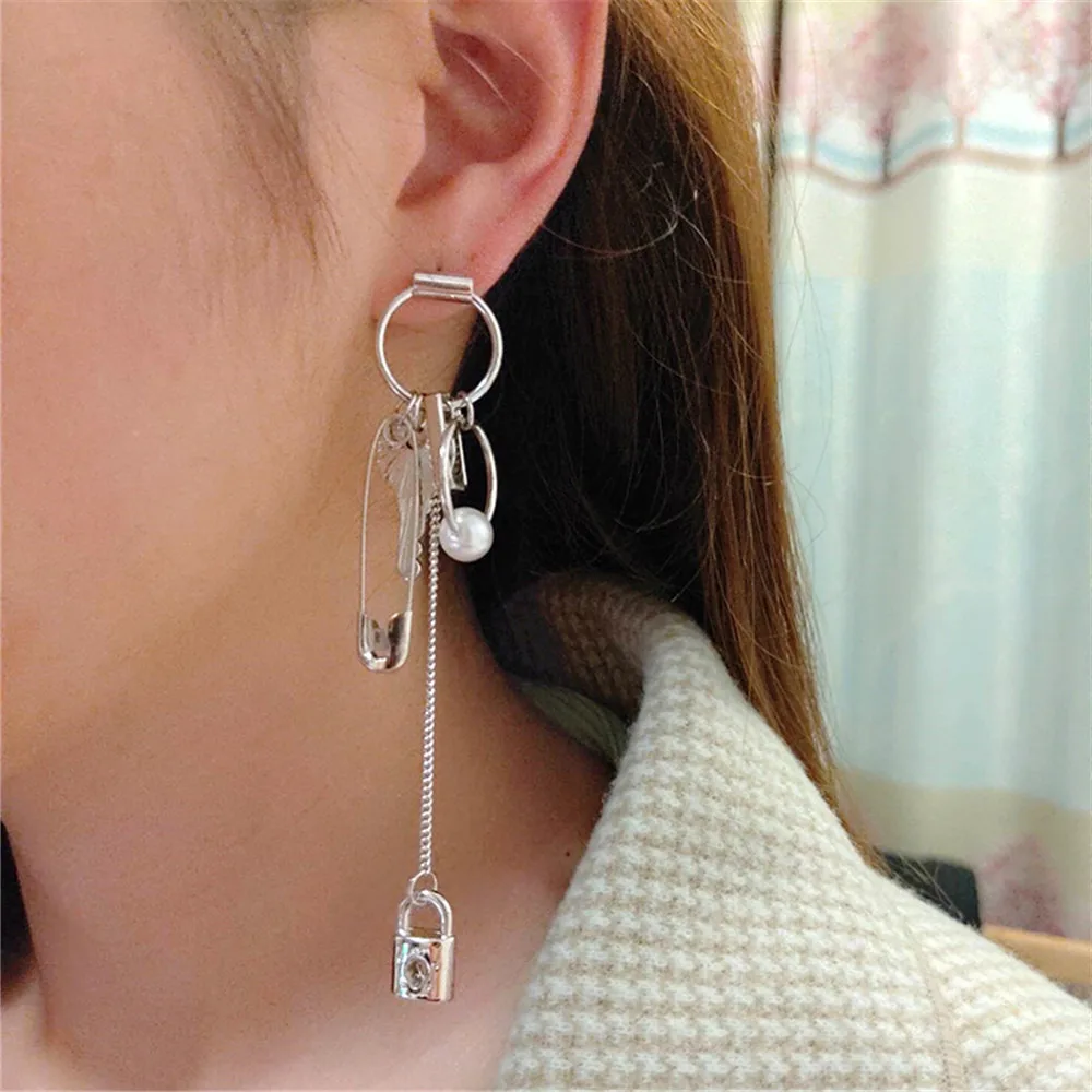 Silver Color Tassels Key Pin Lock Imitation Pearl Drop Earrings Women Punk Pesonality Metal Dangle Earring Fashion Jewelry A503
Silver Color Tassels Key Pin Lock Imitation Pearl Drop Earrings Women Punk Pesonality Metal Dangle Earring Fashion Jewelry A503
