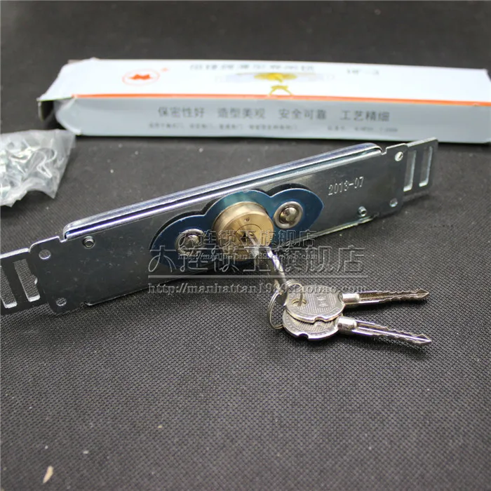 Heng Feng brand volumes door locks thin rolling shutter locks shutter HF-3 all-copper cylinder mounted in the middle of the door
Heng Feng brand volumes door locks thin rolling shutter locks shutter HF-3 all-copper cylinder mounted in the middle of the door
