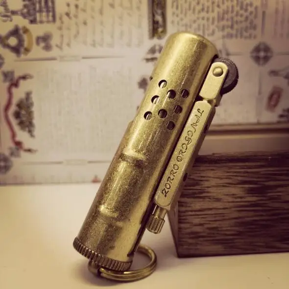 ZORRO 529 pure copper trench tie rod kerosene lighter, personalized retro creative antique old wheel lighter.
ZORRO 529 pure copper trench tie rod kerosene lighter, personalized retro creative antique old wheel lighter.
