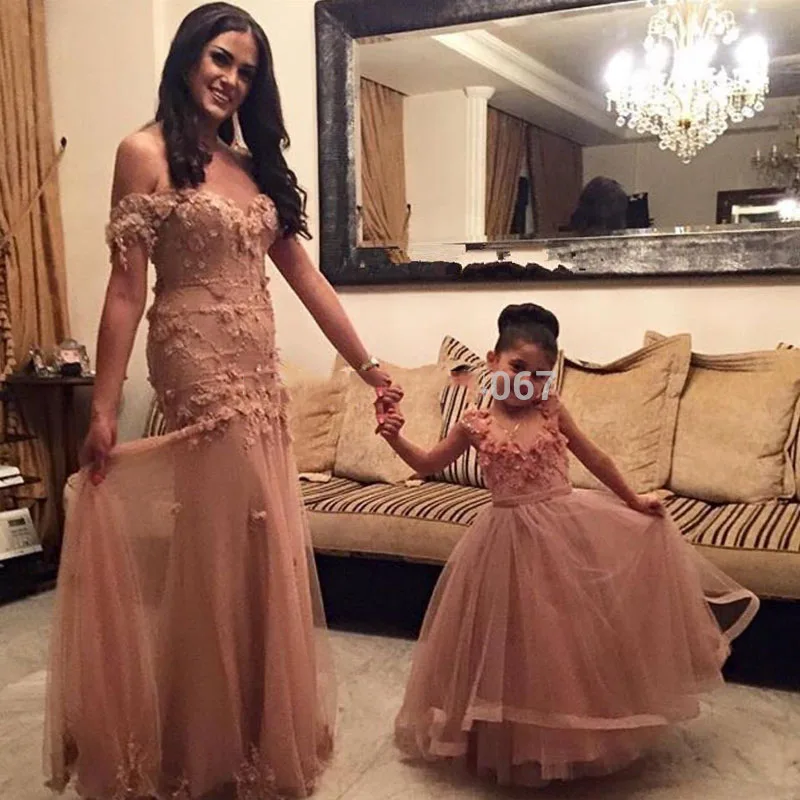 Modest Mermaid Prom Dresses 2017 Off Shoulder Short Sleeves Appliques Mother and Daughter Gowns Elegant Party Dress Long
Modest Mermaid Prom Dresses 2017 Off Shoulder Short Sleeves Appliques Mother and Daughter Gowns Elegant Party Dress Long